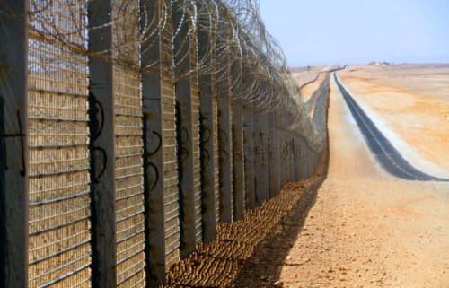 israel-egypt-border-fence-600x386